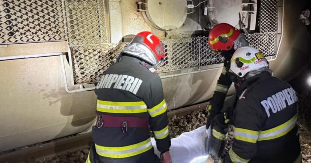 Locomotiva și două vagoane ale unui tren încărcat cu benzină au deraiat, iar din unul dintre vagoane se scurge combustibil.