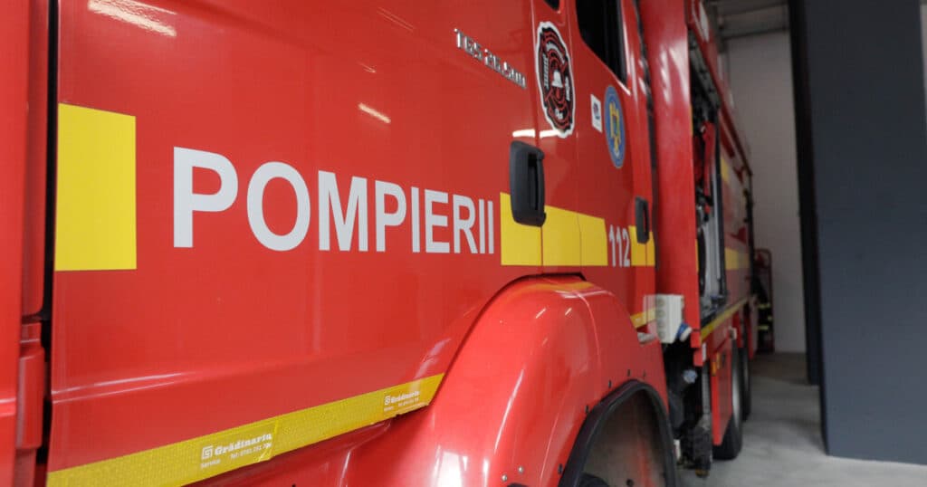 Locomotiva unui tren a fost cuprinsă de flăcări în Sălaj, iar cei 30 de pasageri sunt în siguranță.