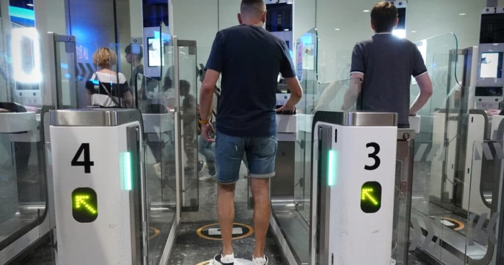 Londra depune eforturi pentru ca britanicii să aibă acces la porțile electronice, e-gates, la sosirea în UE.