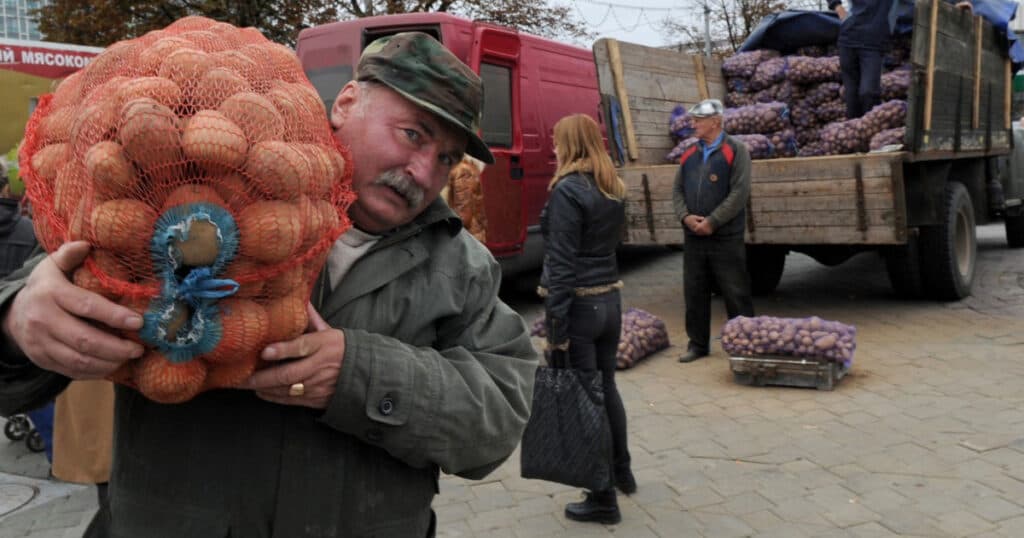 „Mafia cartofilor” provoacă indignare în Belarus. Cum a generat Lukașenko o criză agricolă de care beneficiază Rusia