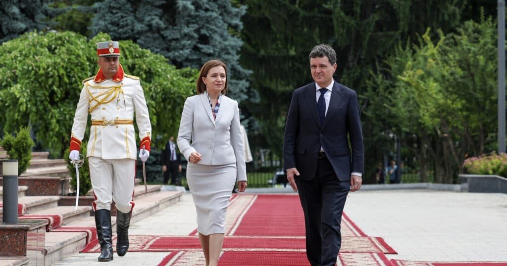 Maia Sandu solicită ajutor din România pentru a contracara atacurile cibernetice înaintea alegerilor din toamnă.