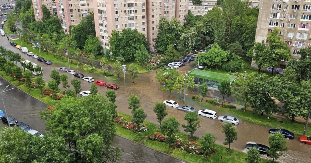 Alertă RO în București: cod portocaliu, avertizare nowcasting de vijelie. Furtuna a perturbat traficul aerian.