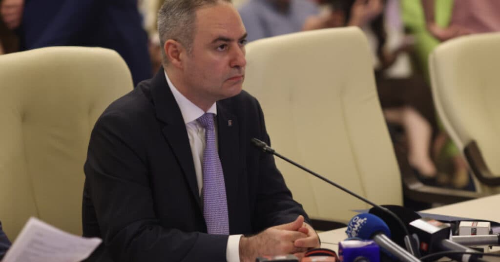 Ministrul Finanțelor: România necesită măsuri decisive. Accesul la finanțare favorabil poate fi afectat, având consecințe grave.