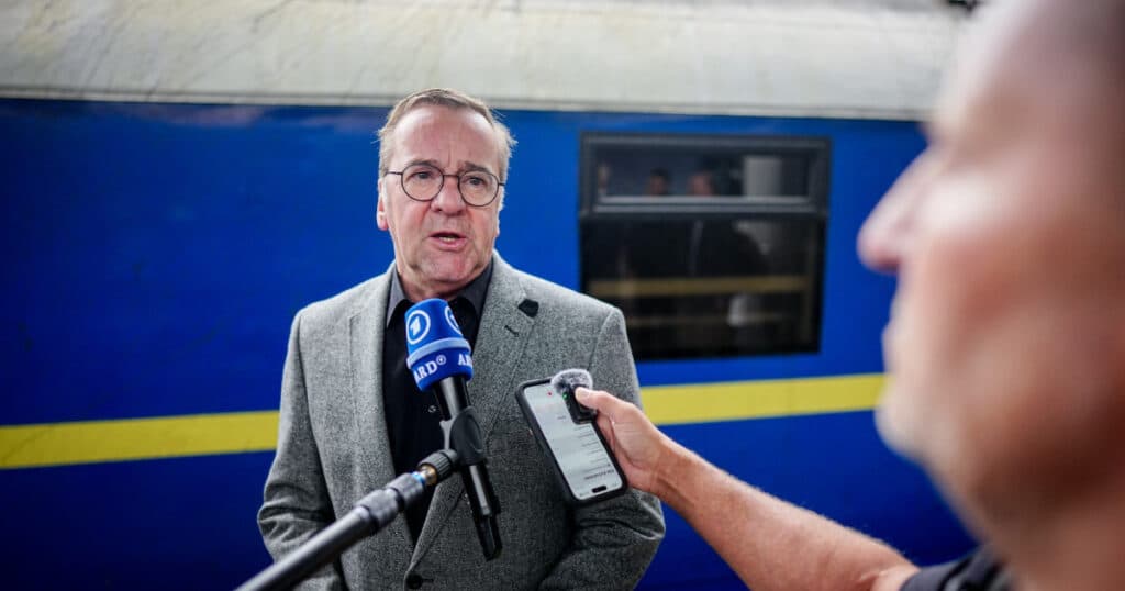 Ministrul german al apărării a vizitat Kievul după ce Moscova a avertizat Berlinul cu privire la un posibil conflict din cauza rachetelor Taurus.