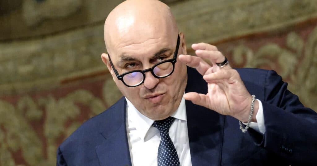 Ministrul italian al Apărării afirmă că NATO nu mai are justificare pentru existența sa, „în forma actuală”.