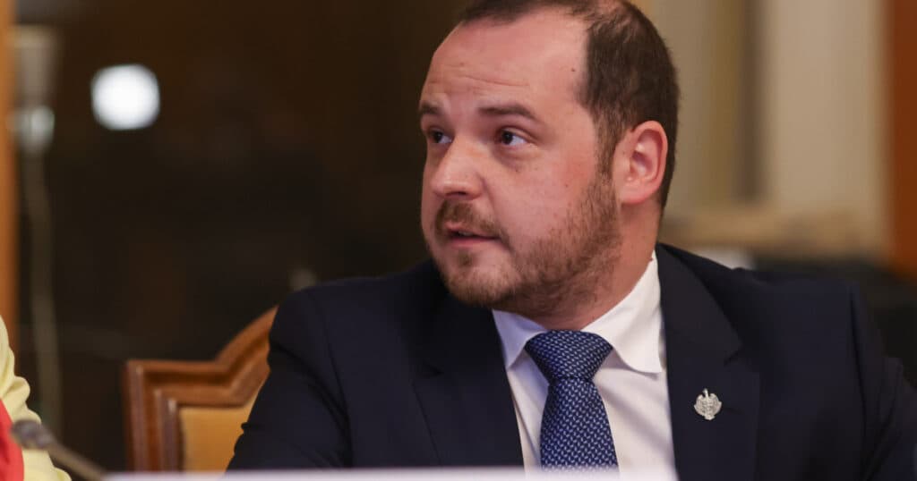 Ministrul Sănătății, Alexandru Rogobete, susține că sporurile ar trebui să fie stabilite ca o sumă fixă, nu procentual.