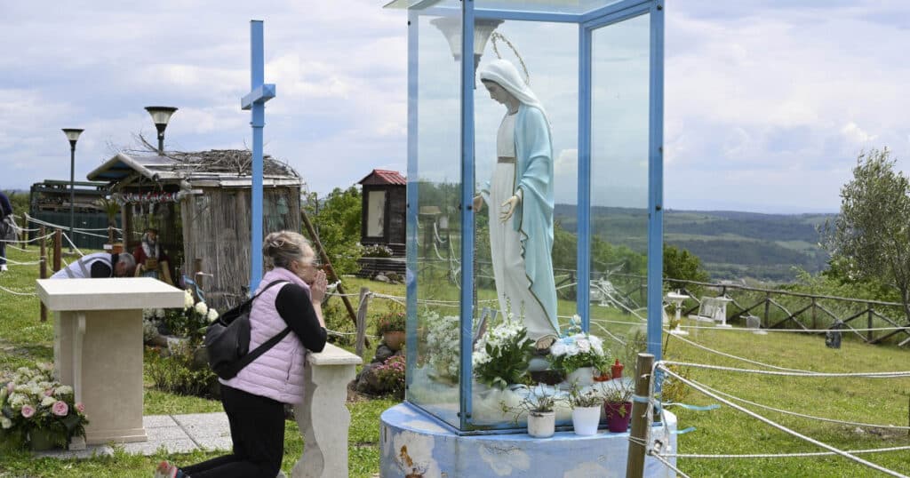 Misterul Fecioarei Maria care plânge cu lacrimi de sânge, în apropiere de Roma. Cui îi aparține ADN-ul de pe statuie?