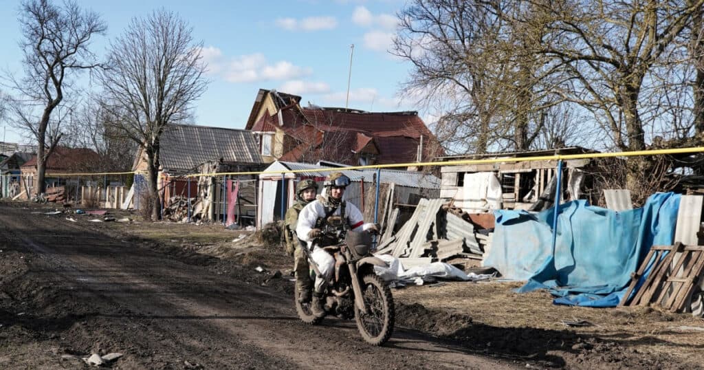 „Motocicliștii sinucigași” ai lui Putin pătrund rapid în „țara nimănui” pentru a crea haos. Tactica devine tot mai răspândită pe front.