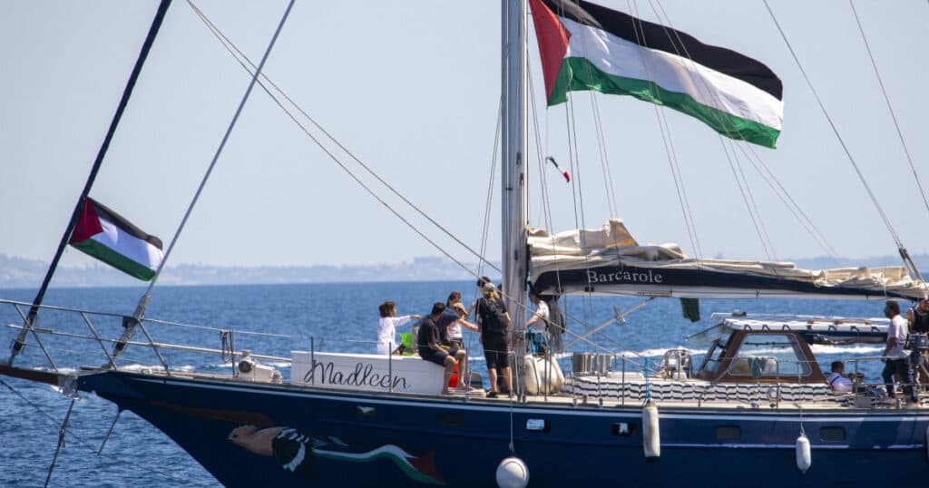 Nava Madleen, având 12 activiști pro-palestinieni la bord, printre care Greta Thunberg, a ajuns în portul israelian Așdod sub protecție militară.