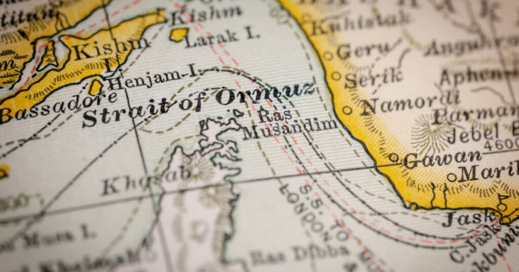 Navele ocolesc Strâmtoarea Ormuz, iar tarifele de transport cresc semnificativ din cauza conflictului Israel – Iran.