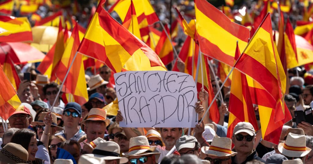 Proteste noi în Spania împotriva premierului Pedro Sanchez, acuzat de corupție. Zeci de mii de oameni au ieșit în stradă.