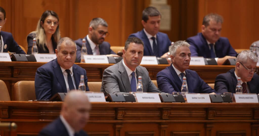 Cabinetul Bolojan, învestit de Parlament, a obținut 301 voturi favorabile și 9 împotrivă, în timp ce AUR a părăsit sala înainte de vot.