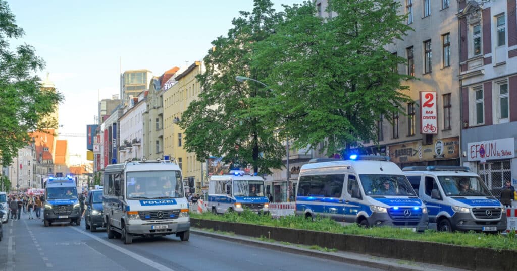 O femeie care a înjunghiat două persoane în Munchen a fost împușcată de polițiști.