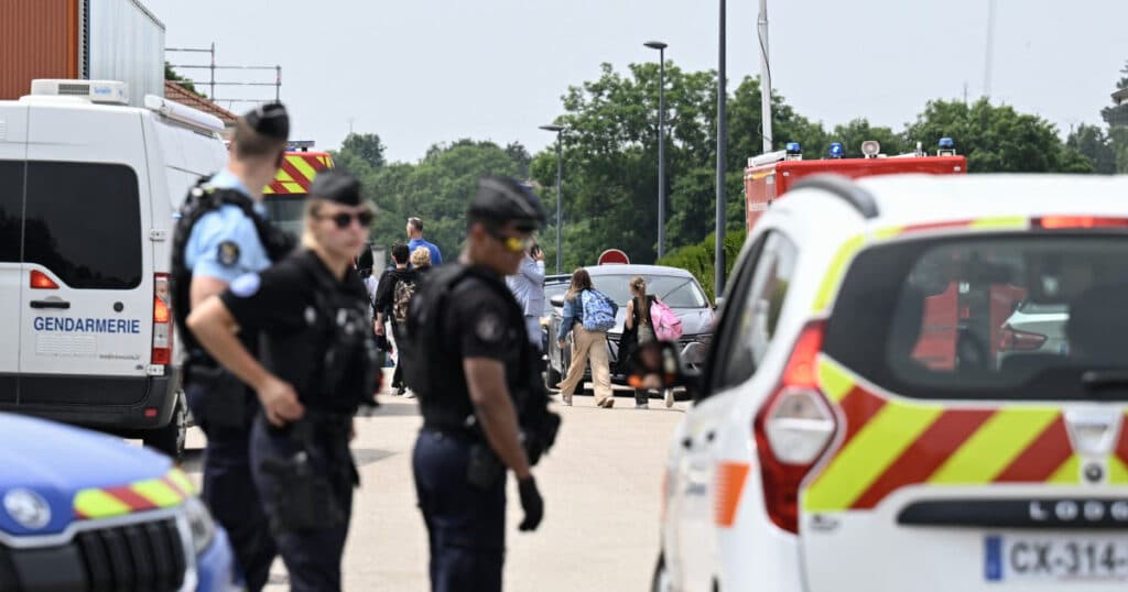 O supraveghetoare școlară a fost omorâtă de un elev la un colegiu din Franța. Macron condamnă „un val de violență fără sens”.