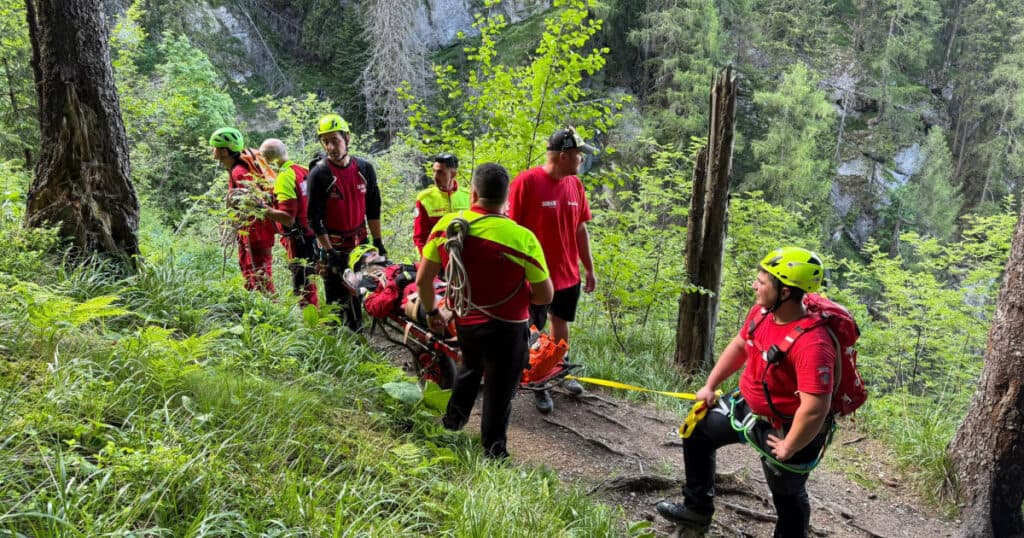 Opt persoane au fost salvate de salvamontiști de pe munte, iar o persoană a fost găsită decedată.