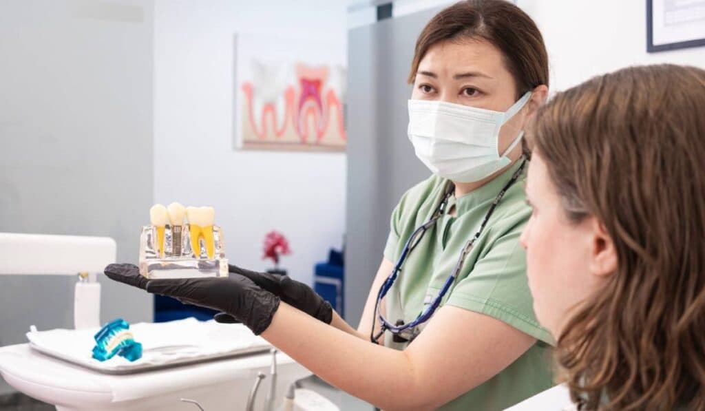 (P) Distincția între implant dentar și punte dentară: care opțiune este cea mai potrivită pentru tine?