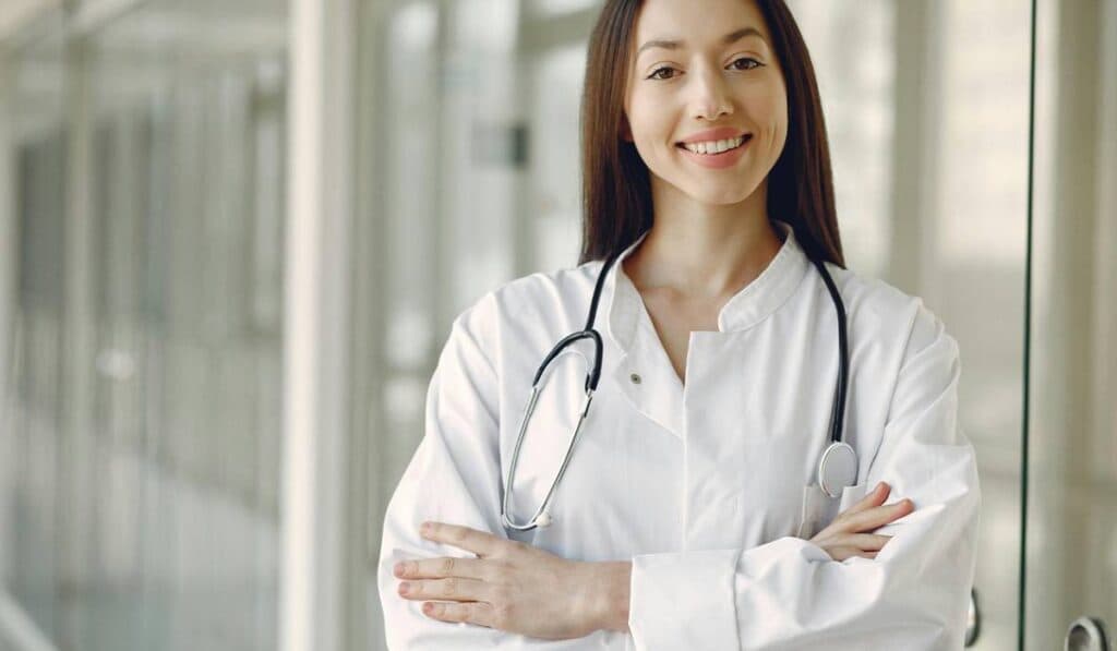 Halate și saboți medicali – Uniforma care oferă încredere, confort și siguranță