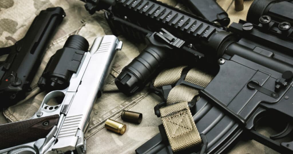 Percheziții la indivizi suspectați de deținerea ilegală de muniție și arme de foc militare. Este implicată și o companie.