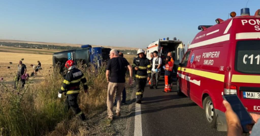 Plan Roșu de Intervenție activat în Constanța după răsturnarea unui autocar, în care a fost implicat și un autoturism.