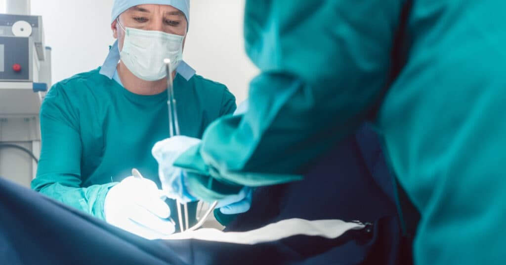 Premieră medicală: Un pacient cu cancer a fost operat de un chirurg aflat la aproape 11.000 km distanță.