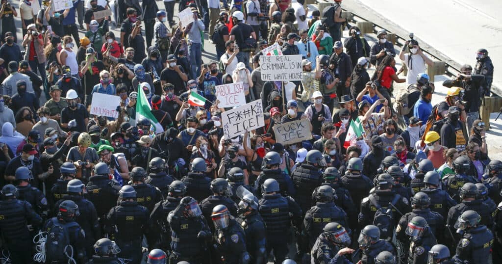 Protestele împotriva deportărilor în masă se răspândesc în întreaga țară. Vance: „Această administrație nu va ceda în fața anarhiei.”