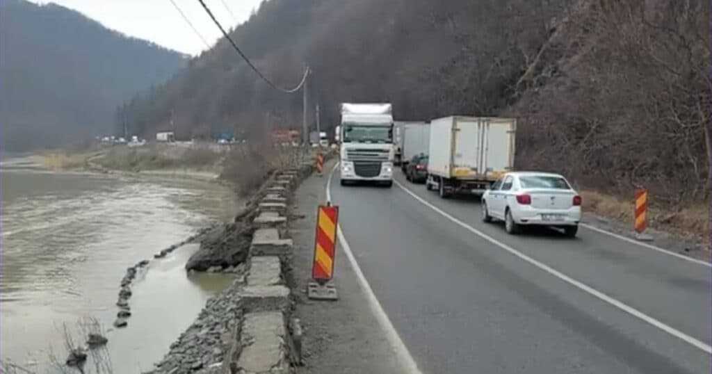 Restricții de circulație pe Valea Oltului. Drumuri închise parțial pentru lucrări de consolidare a versanților.