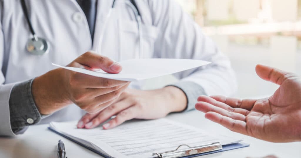 Se reintroduce taxa pe boală pentru concediile medicale. Măsuri noi pentru majorarea veniturilor la Casa de Asigurări de Sănătate.