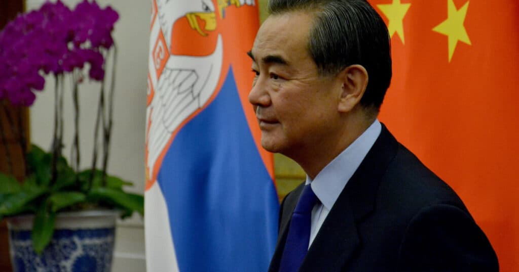 Şeful diplomaţiei chineze călătoreşte în Europa pentru a întări relaţiile în faţa provocărilor din partea SUA. Cu cine va avea întâlniri?