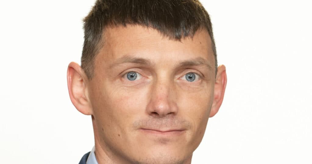 Senatorul care afirmă că a absolvit facultatea prin intermediul unui site de întâlniri a fost condamnat pentru conducere fără permis valabil.