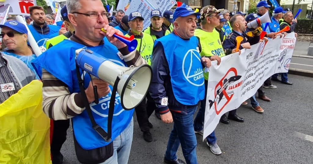 Sindicaliștii protestează la Cotroceni împotriva reducerii subvențiilor și eliminării privilegiilor pentru partide și parlamentari.