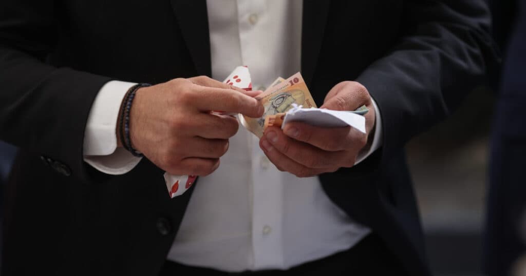 Sondaj: Peste 77% dintre români susțin diminuarea cheltuielilor de funcţionare ale statului, excluzând costurile cu angajaţii.