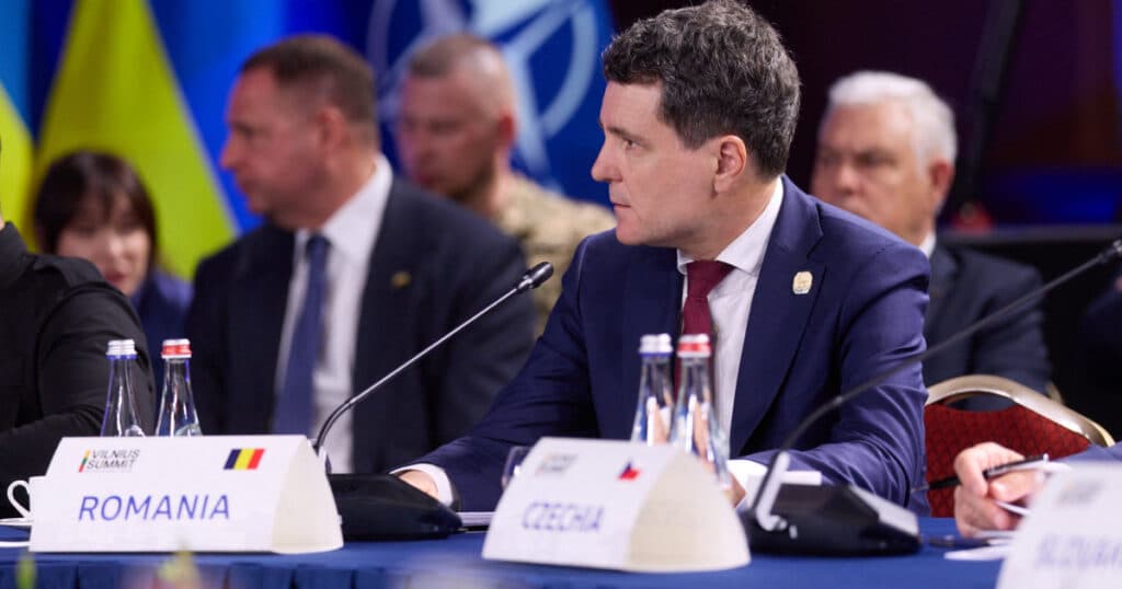 Sondaj: Majoritatea românilor susțin un „rol activ” al României în UE și consolidarea relației cu SUA, în cadrul președinției lui Nicușor Dan.