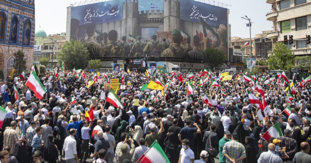 SUA pot soluționa conflictul cu Iranul printr-un singur apel telefonic. Pe cine ar trebui să contacteze Donald Trump?