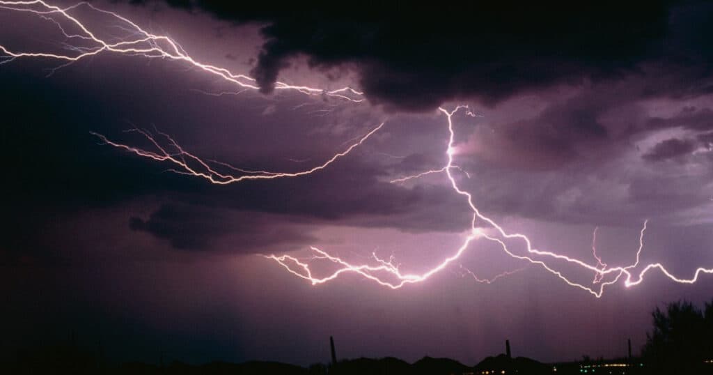 Tânăr din Gorj, electrocutat în timpul unei furtuni în timp ce cânta la o vioară electrică.