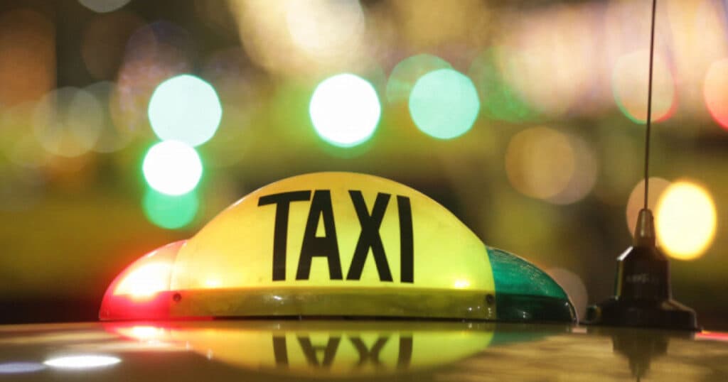 Taximetrist reținut pentru că ar fi solicitat unui turist nigerian de 90 de ani aproape 400 € pentru o cursă până la hotel.