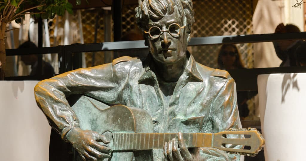 „Te iubesc, te rog să mă aştepţi”: O scrisoare a lui John Lennon adresată primei soții a fost scoasă la licitație. Suma solicitată