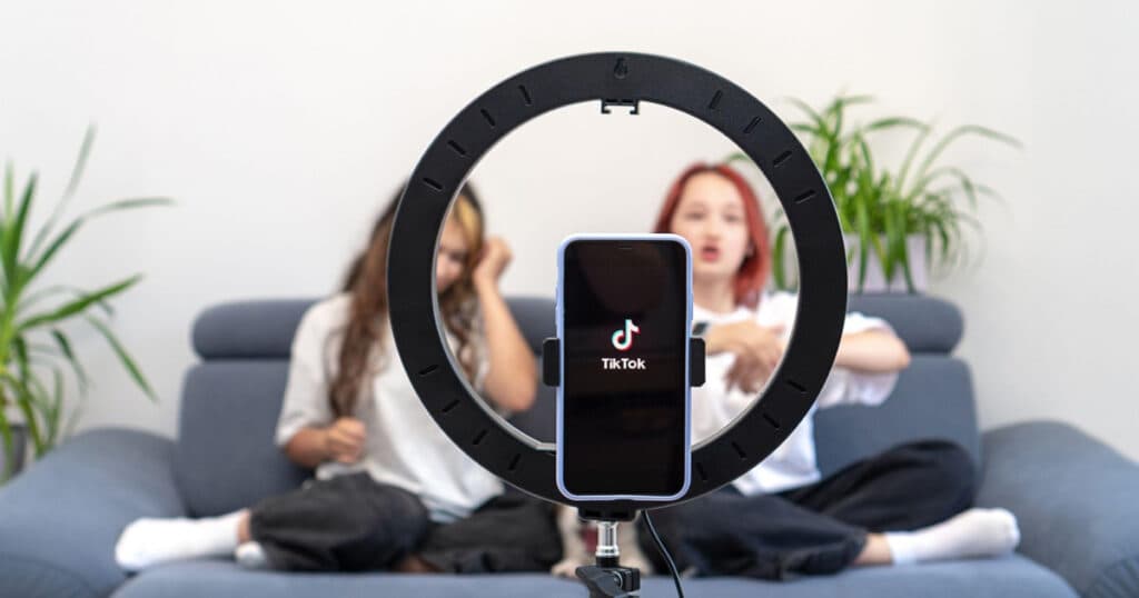 TikTok a eliminat #SkinnyTok din cauza presiunilor exercitate de Uniunea Europeană. Măsurile pentru protejarea copiilor online au câștigat avans în Europa.
