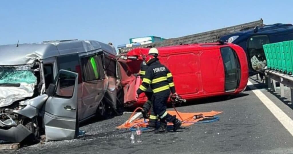 Trafic oprit pe autostrada A1 din cauza unui accident în lanț implicând trei vehicule. Două persoane au suferit răni.