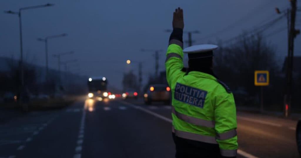 Traficul este complet oprit pe DN 1 între Sibiu și Brașov din cauza unui accident în care sunt implicate mai multe vehicule.