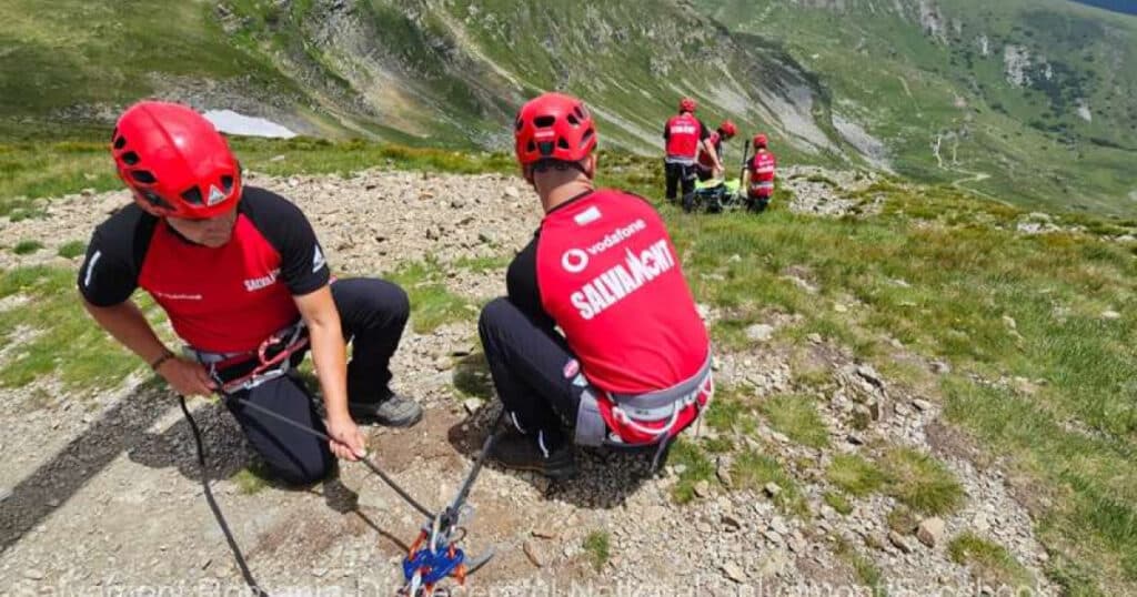 Trei ucraineni pierduți în munți, găsiți după 9 ore de căutări cu sprijinul STS. Salvatorii au fost induși în eroare de un apel din Irlanda.