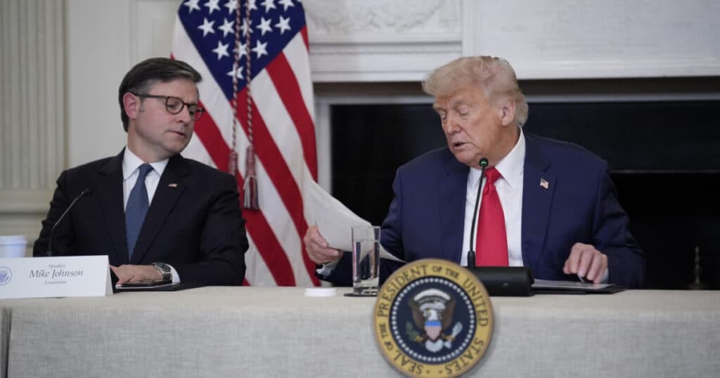 Trump a neglijat serviciile secrete și a informat Congresul că Iranul deține un program de arme nucleare.