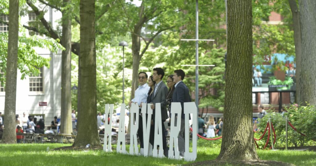 Trump suspendă accesul în Statele Unite pentru studenții internaționali care doresc să studieze la Harvard. Reacția instituției de învățământ.