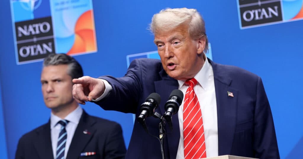 „Tu, cămașa albă! Haha, e foarte agitată” Cum s-a desfășurat conversația dintre Trump și o jurnalistă al cărei soț este în armata ucraineană.