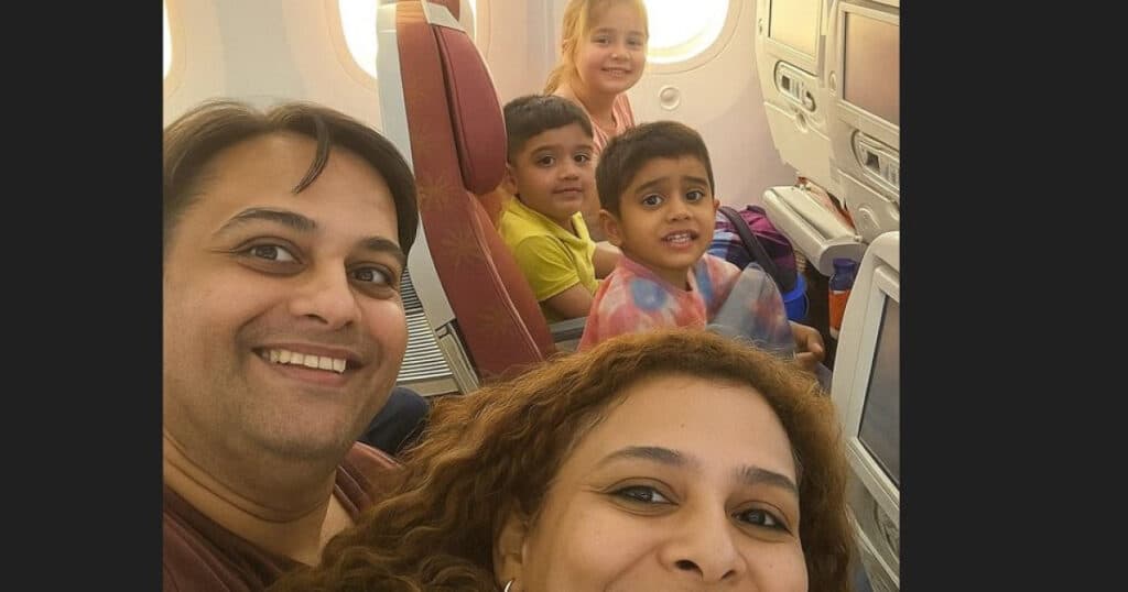 Ultimul selfie al unei familii cu trei copii, realizat cu puțin timp înainte de prăbușirea avionului din India. Aveau intenția de a se muta la Londra.