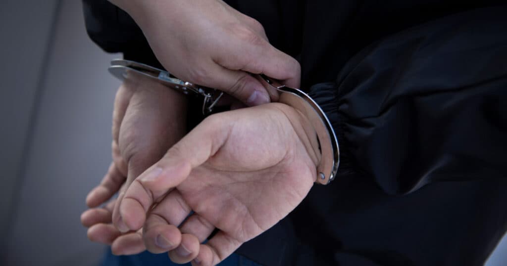 Un bărbat a primit o condamnare la închisoare cu executare pentru că a lovit „din reflex” un jurnalist într-un tribunal din Berlin.