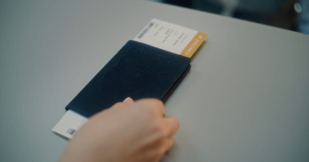 Un bărbat a călătorit gratuit de mai bine de 30 de ori după ce s-a prezentat ca însoțitor de bord.