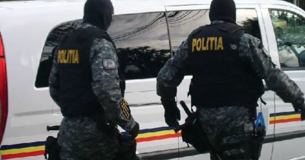 Un bărbat a sechestrat în locuința sa cei patru copii, apoi a amenințat polițiștii cu arma și a tras în direcția lor.