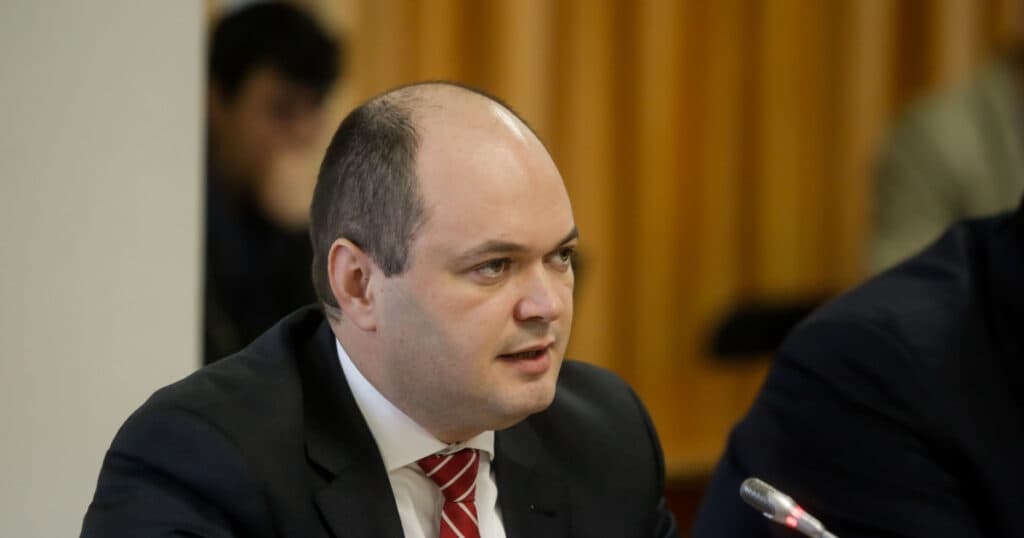 Un economist a fost desemnat consilier onorific pentru premierul Ilie Bolojan. Cine este Ionuț Dumitru?