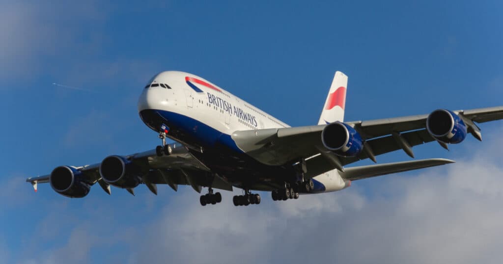 Un însoțitor de zbor de la British Airways a fost descoperit dansând complet dezbrăcat în toaletă, în timpul unui zbor către Londra.