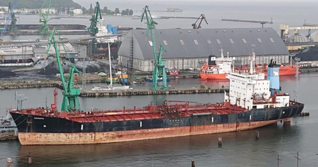 Un petrolier rusesc, care a fost ancorat timp de opt ani într-un port din Polonia, este trimis în Danemarca pentru a fi dezmembrat: „Scoatem fierul vechi”